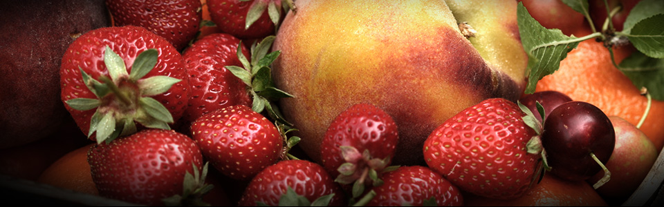 Imagen a color que muestra una mezcla de frutas tales como fresas, guindas, melocotón y naranja