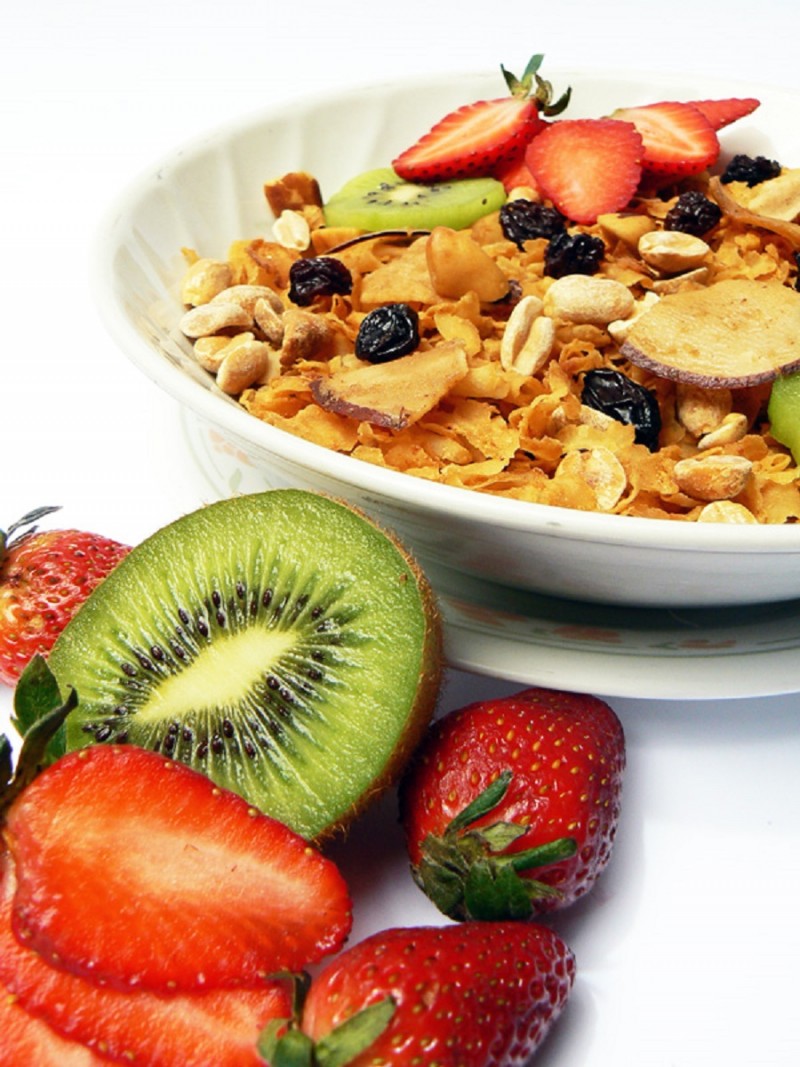 Imagen de un tazón de cereales con fruta variada