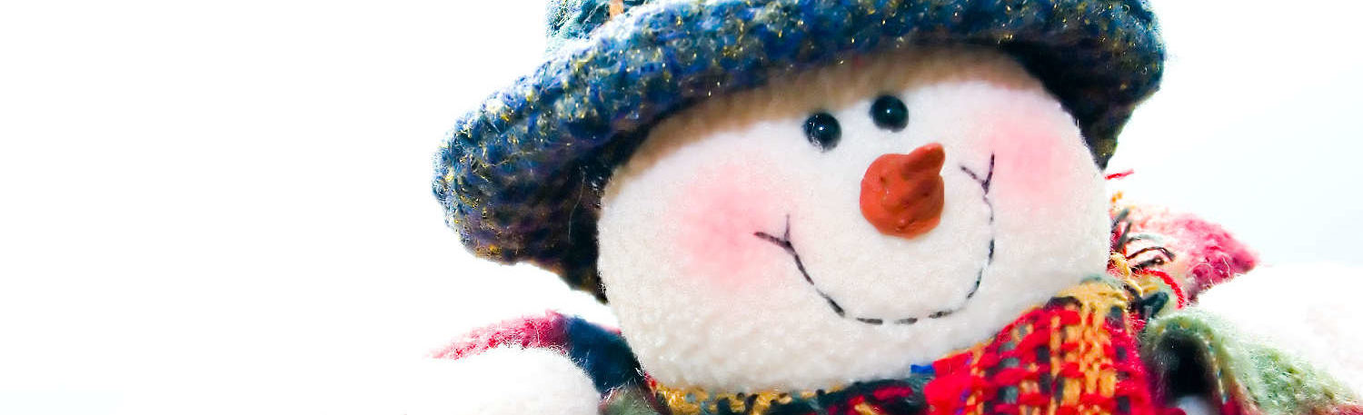 Imagen de un muñeco de nieve sonriente con bufanda de colores