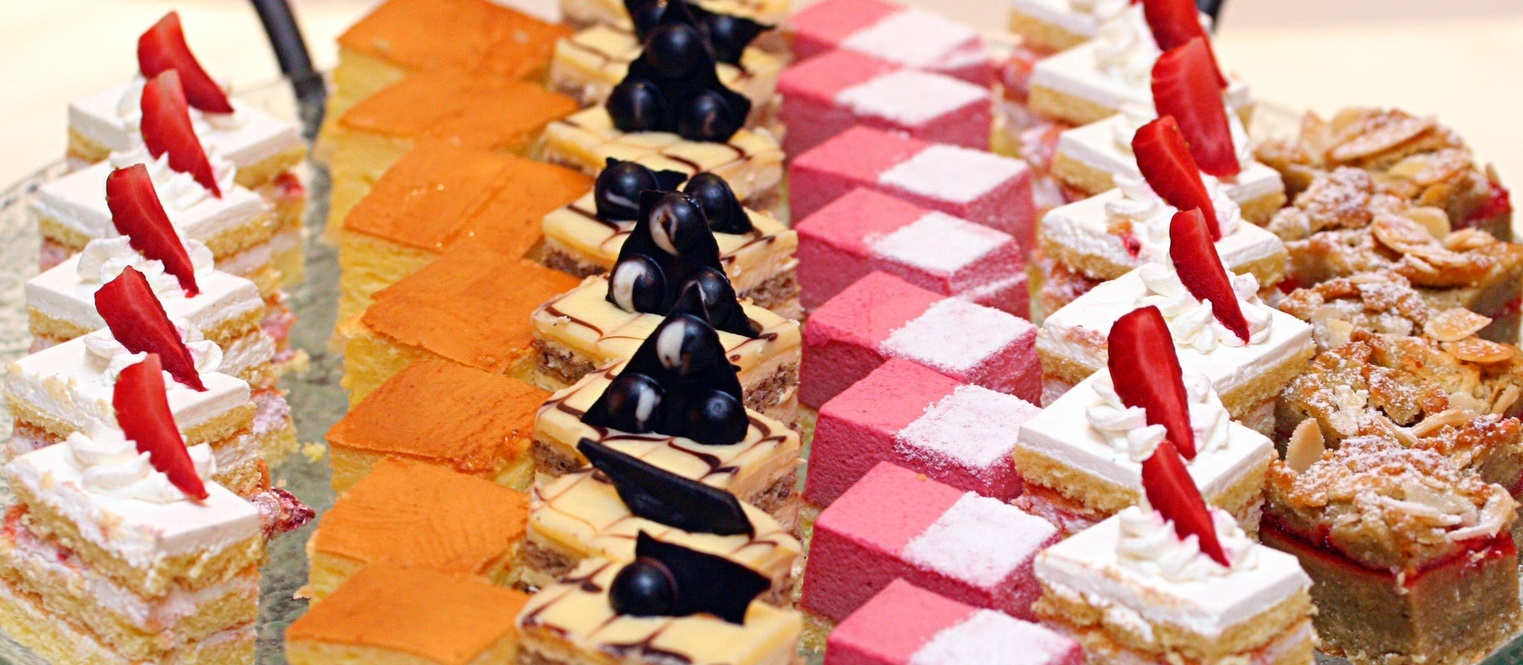 Imagen en color de diferentes dulces ordenados en filas