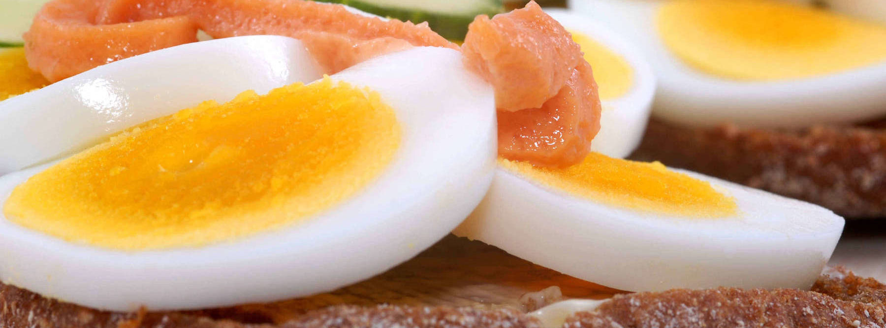 Imagen de huevos cocidos partidos en lonchas, salmon y pepino