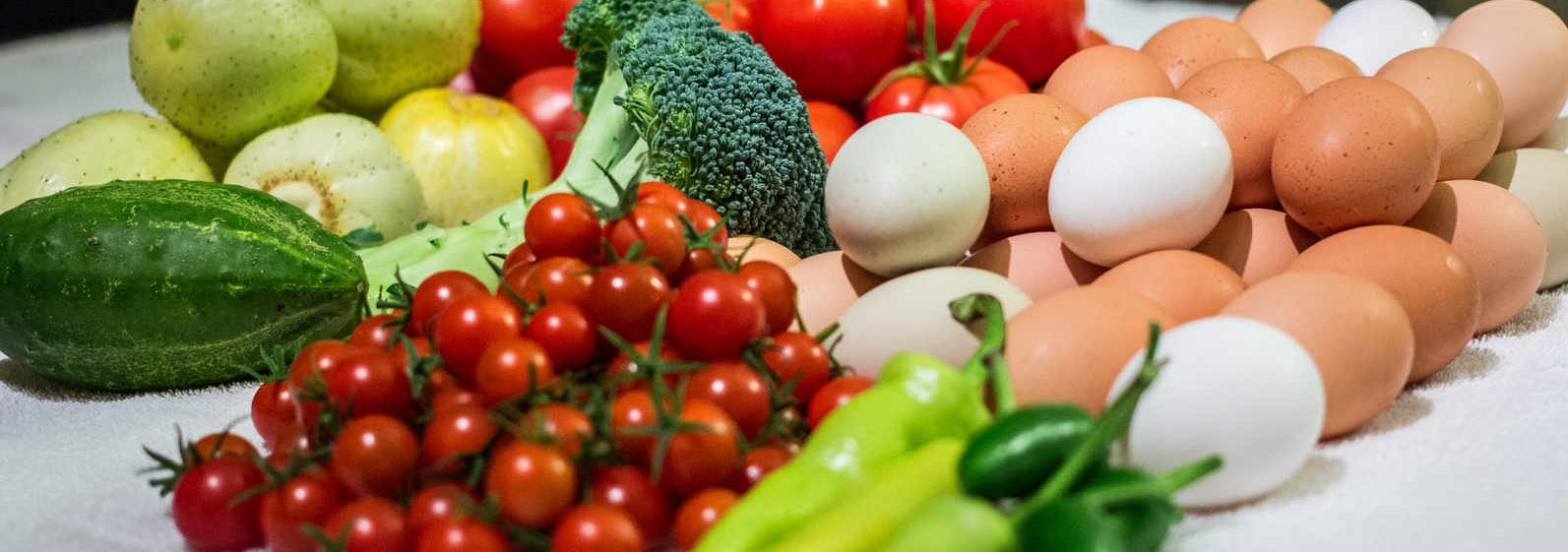 Imagen a color de verduras frescas y huevos