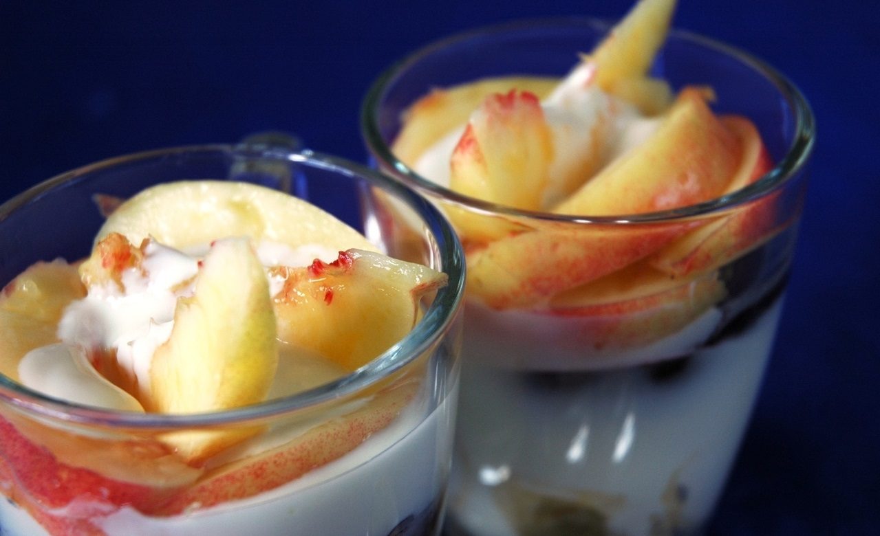 Imagen de dos vasitos rellenos con yogur y fruta