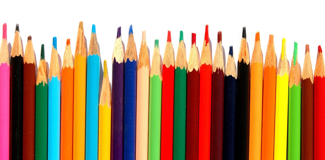 Imagen de lápices de colores alineados
