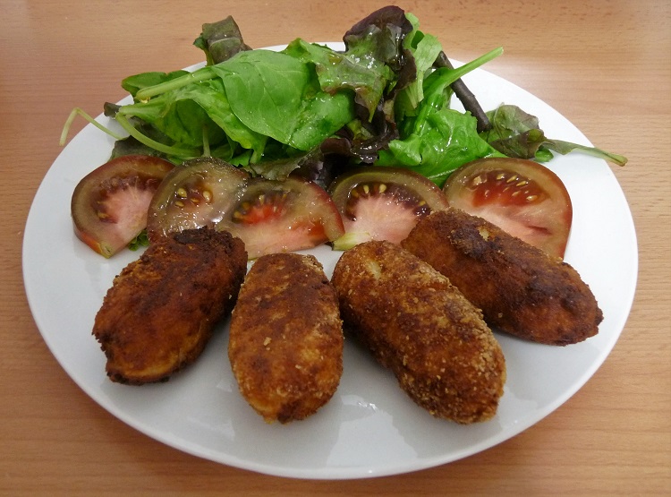 Plato de croquetas de jamón con ensalada